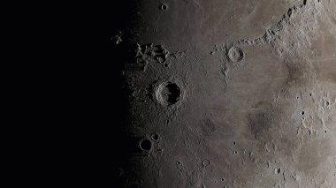 Ay yüzeyi yaklaşıyor. Kraterler ve çizgiler