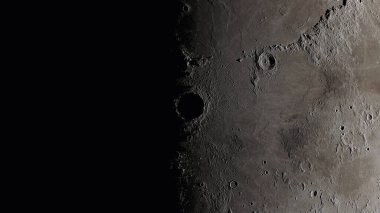 Ay yüzeyi yaklaşıyor. Kraterler ve çizgiler