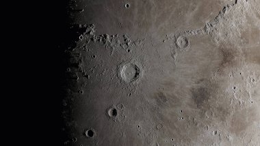 Ay yüzeyi yaklaşıyor. Kraterler ve çizgiler