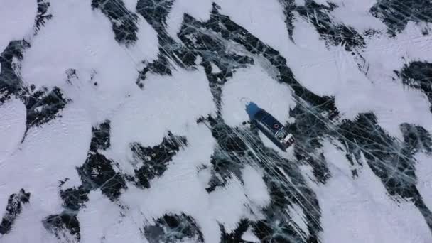 Hovercraft-Boot (hivus) touristische Unterhaltung. gefrorener Baikalsee, Luftaufnahme. wunderschöne Winterlandschaft mit klarem Glatteis. berühmtes Naturdenkmal Russland. blaues, transparentes Eis mit tiefen Rissen — Stockvideo