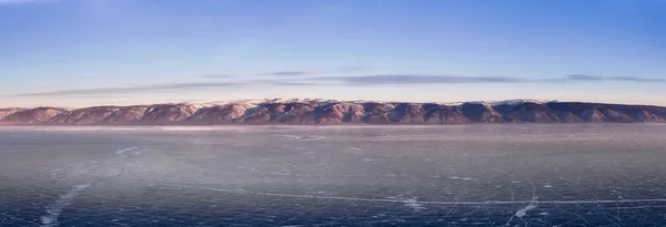 Bevroren meer Baikal, bij zonsopgang. Winterlandschap panorama — Stockfoto