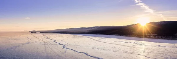 Lago congelado Baikal, ao amanhecer. Panorama paisagem inverno — Fotografia de Stock