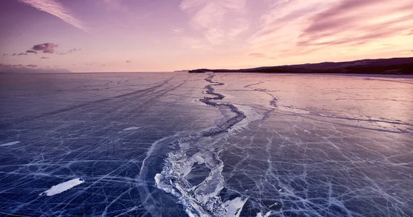 Lago congelado Baikal, ao amanhecer. Panorama paisagem inverno — Fotografia de Stock