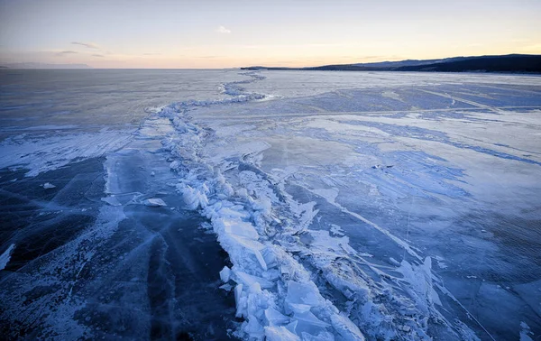 Lago Baikal congelado, Hummocks Lago Baikal. Belo inverno — Fotografia de Stock