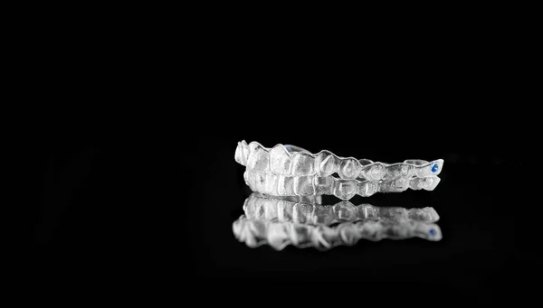 Невидимі ортодонтії косметичні кронштейни на чорному тлі . — стокове фото