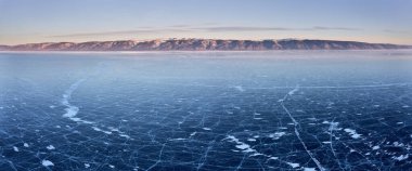 Donmuş Baykal Gölü, şafakta. Kış manzarası