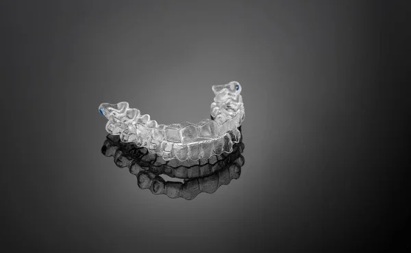 Ortodontia invisível suportes cosméticos sobre fundo preto . — Fotografia de Stock