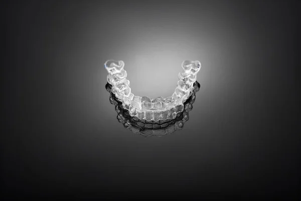 Ortodontia invisível suportes cosméticos em fundo gradiente , — Fotografia de Stock