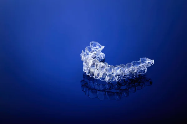 Ortodontia invisível suportes cosméticos em fundo gradiente , — Fotografia de Stock