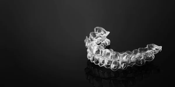 Niewidzialna ortodoncja nawiasy kosmetyczne na tle gradientu, — Zdjęcie stockowe