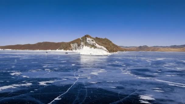 Olkhon岛Horin Irgi角 Baikal冰湖 美丽的冬季风景 岩石海岸附近有清澈光滑的冰 著名的自然地标俄罗斯 蓝色透明冰 裂缝很深 — 图库视频影像