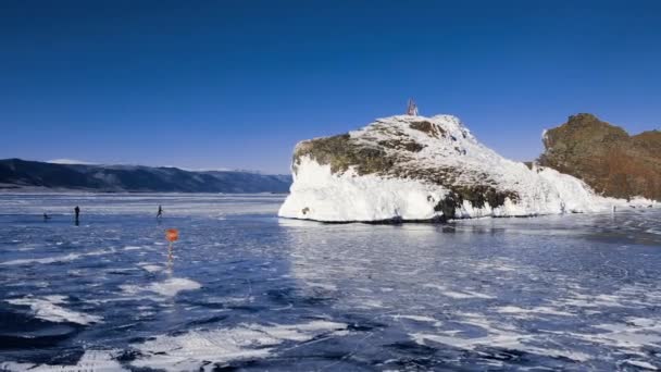 凍ったバイカル湖 オルホン島のホルン イルギ岬 岩場に近い澄んだ滑らかな氷と美しい冬の風景 有名な天然のランドマークロシア 深い亀裂の青い透明な氷 — ストック動画