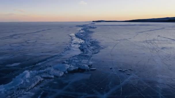 Zamarznięte Jezioro Humaki Piękny Zimowy Krajobraz Jasnym Lodem Pobliżu Skalistego — Wideo stockowe
