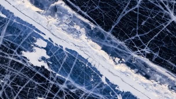 冰湖空中风景 深蓝色的冰 裂缝美丽的冬季风景 有透明光滑的冰 — 图库视频影像