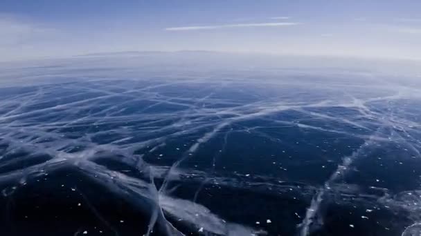 冰封的贝加尔湖 空中风景 美丽的冬季风景 清澈的冰面 著名的自然地标俄罗斯 蓝色透明的冰 有深深的裂缝 可以俯瞰结冰的湖泊 — 图库视频影像