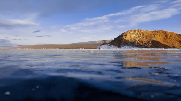 Frozen Lake Baikal Cape Burhan Shaman Rock Olkhon Island Turistas — Vídeo de stock