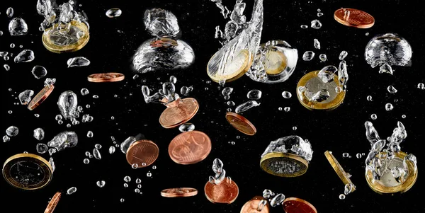 Tenggelam Euro. Percikan koin jatuh ke dalam air . — Stok Foto