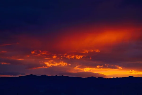 Increíble Puesta Sol Púrpura Las Montañas Colores Naturaleza Panorama Del — Foto de Stock