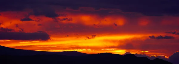 Increíble Puesta Sol Las Montañas Colores Naturaleza Panorama Del Atardecer — Foto de Stock