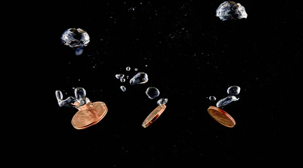 Опускающийся Евро Брызги Монет Падают Воду Монеты Воде Всплеск Монет — стоковое фото