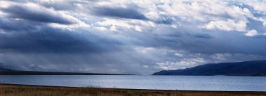 Dağ gölü manzarası. Moğolistan 'ın enginliğinde bir yerde.