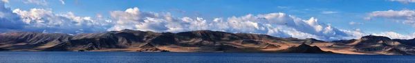 Dağ Gölü Manzarası Moğolistan Enginliğinde Bir Yerde — Stok fotoğraf