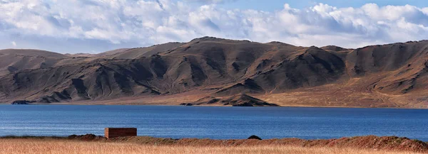 Dağ Gölü Manzarası Moğolistan Enginliğinde Bir Yerde — Stok fotoğraf