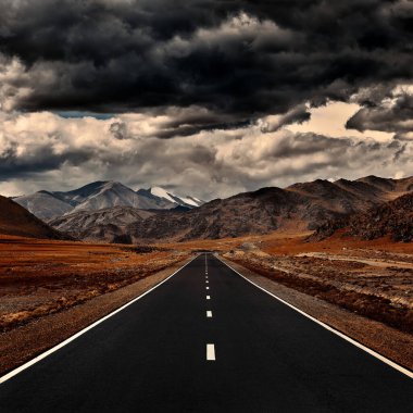 Dağlara giden yol. Dağların arkasındaki Paved Yolu. Yol fotoğrafçılığı, arabayla seyahat..