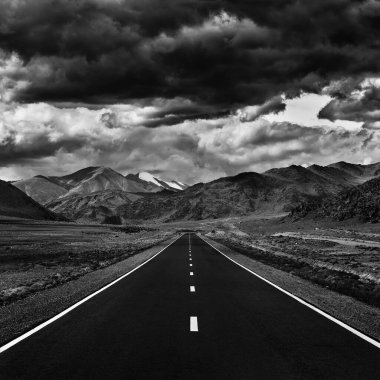 Dağlara giden yol. Dağların arkasındaki Paved Yolu. Yol fotoğrafçılığı, arabayla seyahat..