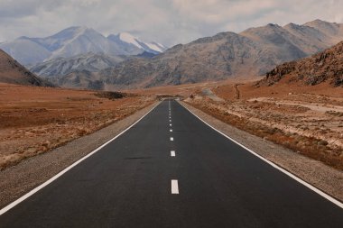Dağlara giden yol. Dağların arkasındaki Paved Yolu. Yol fotoğrafçılığı, arabayla seyahat..