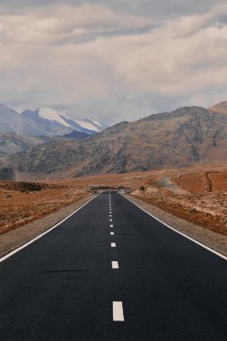 Dağlara giden yol. Dağların arkasındaki Paved Yolu. Yol fotoğrafçılığı, arabayla seyahat..