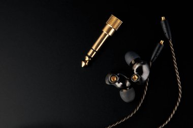 Mcx konnektörlü işitsel kulaklık. yüksek kaliteli ses. profesyonel ses.