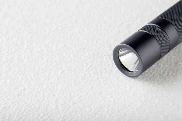 Schwarze Taschenlampe Mit Einem Lichtstrahl Auf Weißem Hintergrund — Stockfoto