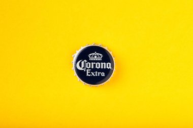 Corona Extra 'nın Cap' i yakın çekim. Sarı arka planda Corona Extra Birası. Corona Meksika 'da üretilmiştir ve Amerika Birleşik Devletleri' nde ithal biraların en çok satan ürünüdür. 13.03.2020, Rusya.