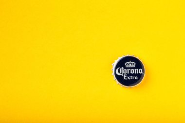 Corona Extra 'nın Cap' i yakın çekim. Sarı arka planda Corona Extra Birası. Corona Meksika 'da üretilmiştir ve Amerika Birleşik Devletleri' nde ithal biraların en çok satan ürünüdür. 13.03.2020, Rusya.