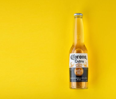 Bir şişe Corona Extra Bira. Sarı arka planda. Corona Meksika 'da üretilmiştir ve Amerika Birleşik Devletleri' nde ithal biraların en çok satan ürünüdür. 13.03.2020, Rusya.