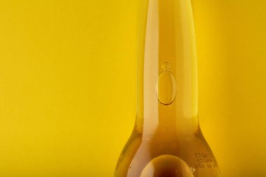 Bir şişe Corona Extra Bira. Sarı arka planda. Corona Meksika 'da üretilmiştir ve Amerika Birleşik Devletleri' nde ithal biraların en çok satan ürünüdür. 13.03.2020, Rusya.