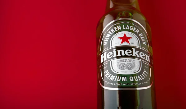 Botella Cerveza Heineken Lager Sobre Fondo Rojo Heineken Producto Estrella — Foto de Stock