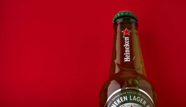 Botella Cerveza Heineken Lager Sobre Fondo Rojo Heineken Producto Estrella — Foto de Stock