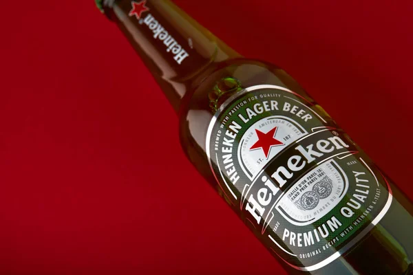 赤を基調としたハイネケンラガービールのボトル ハイネケンはハイネケンインターナショナルの主力製品です 世界で最も人気のあるビールです 2020ロシア — ストック写真