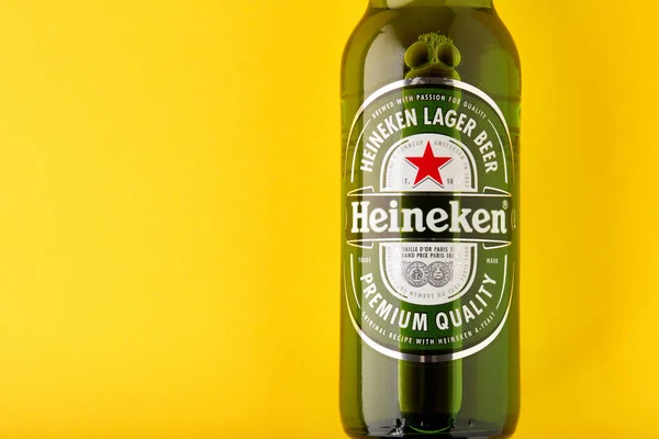 Botella Cerveza Heineken Lager Sobre Fondo Amarillo Heineken Producto Estrella — Foto de Stock