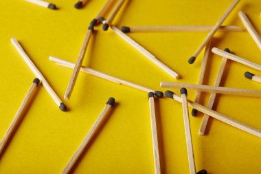 Sarı arka plandaki eşleşmeler, takım çalışması ve modern ilişkiler hakkındaki soyutlama..