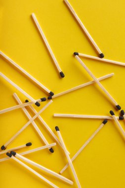 Sarı arka plandaki eşleşmeler, takım çalışması ve modern ilişkiler hakkındaki soyutlama..