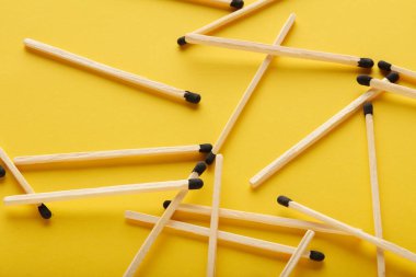 Sarı arka plandaki eşleşmeler, takım çalışması ve modern ilişkiler hakkındaki soyutlama..