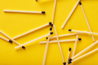 Sarı arka plandaki eşleşmeler, takım çalışması ve modern ilişkiler hakkındaki soyutlama..