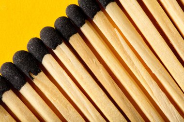 Sarı arka plandaki eşleşmeler, takım çalışması ve modern ilişkiler hakkındaki soyutlama..