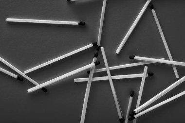 Kağıt arkaplanda eşleşmeler, takım çalışması ve modern ilişkiler hakkında soyutlama.