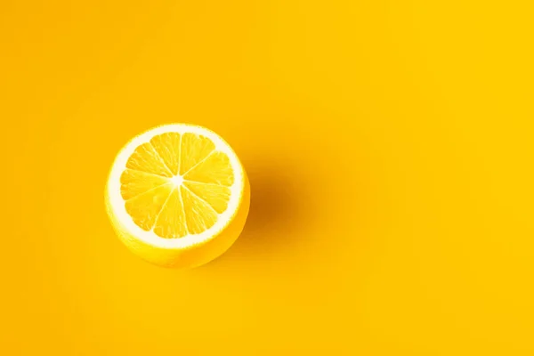 Limón Amarillo Brillante Sobre Fondo Amarillo — Foto de Stock
