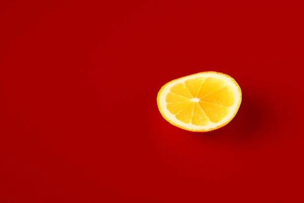 Limón Amarillo Brillante Sobre Fondo Rojo — Foto de Stock