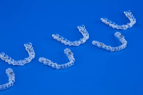 Unsichtbare Kieferorthopädische Kosmetische Brackets Auf Blauem Hintergrund Zahnausrichtungen Kunststoffspangen Eine — Stockfoto
